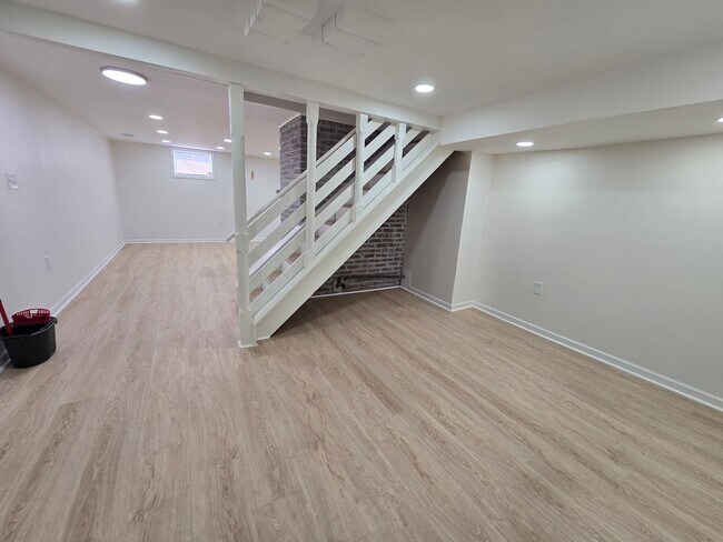 Building Photo - 454 Colonial Dr