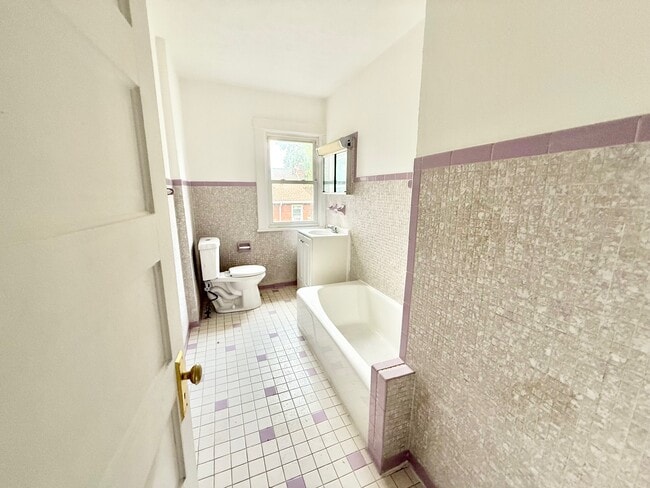 Building Photo - 864 Vankirk St