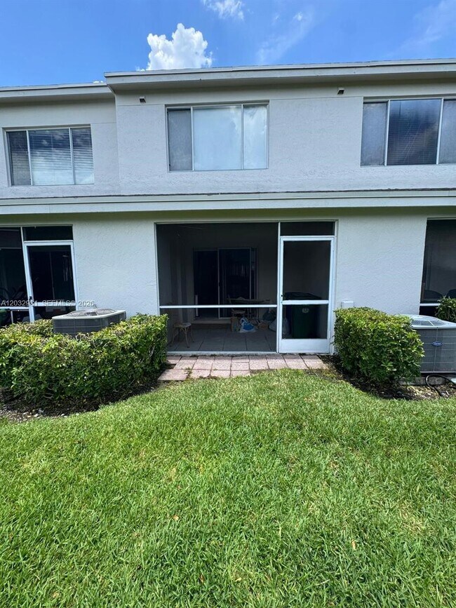 Building Photo - 16682 Hemingway Dr