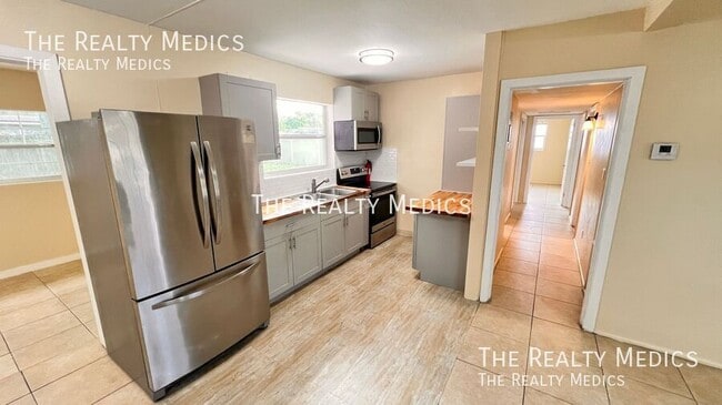 Building Photo - 6216 Lake Underhill Rd