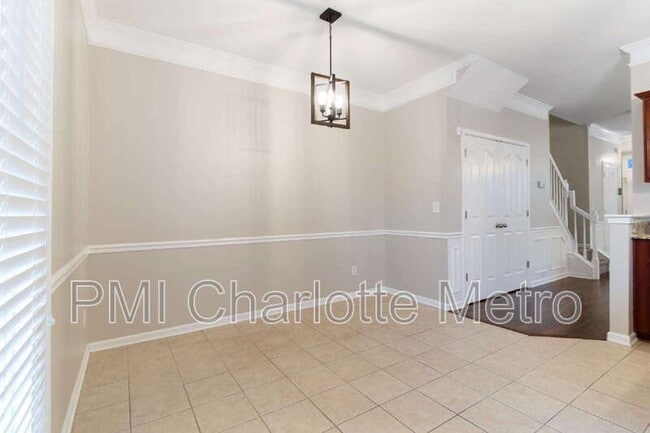 Building Photo - 9344 Greenheather Dr