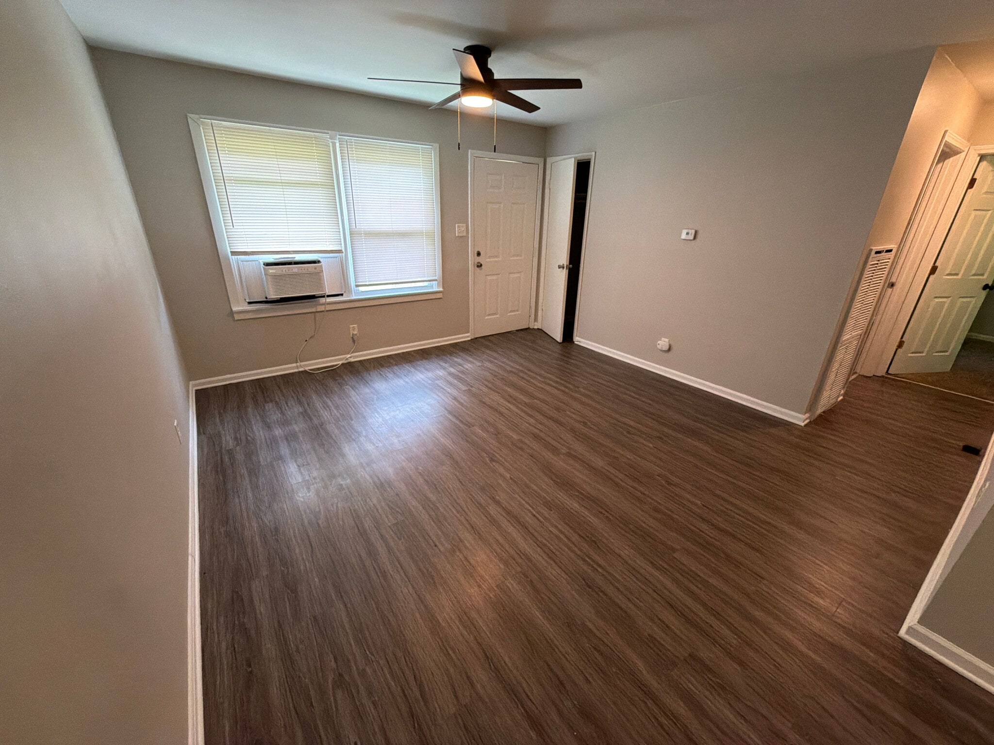 Building Photo - Room in Apartment on Overland Heights