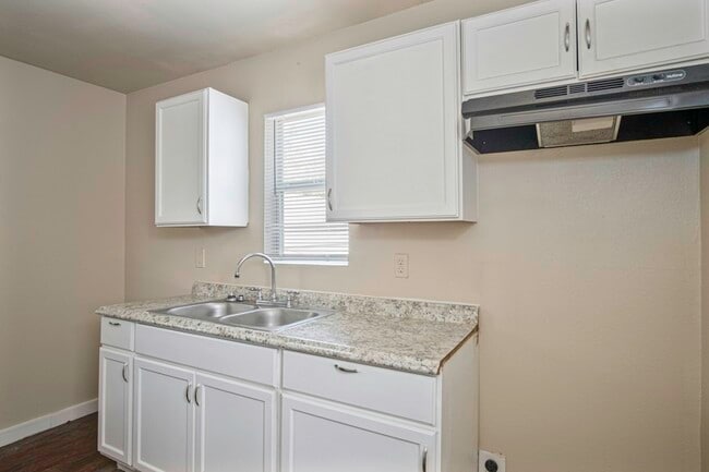 Building Photo - 526 Cooper St