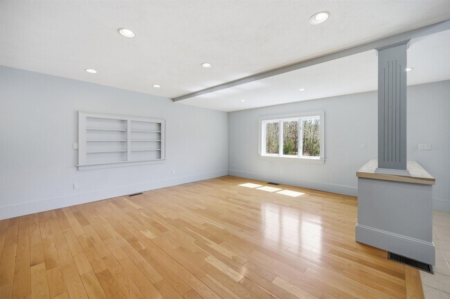 Building Photo - 564 Main St