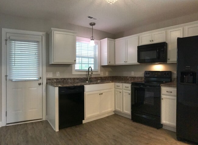 Building Photo - Super Sweet on Streamwood