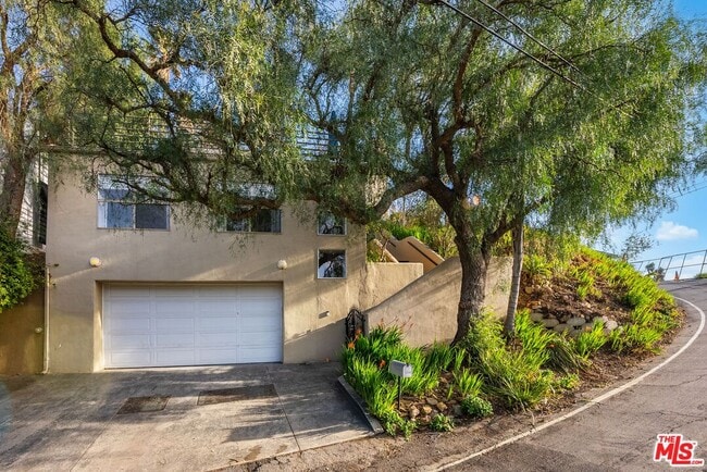 Building Photo - 4350 Hillview Dr