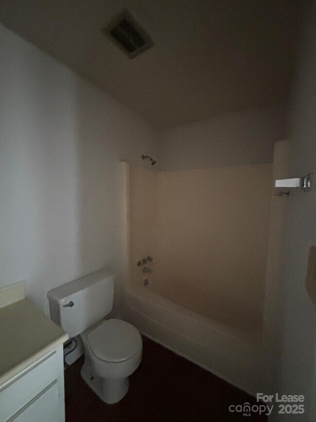 Building Photo - 2026 Harvest Ln