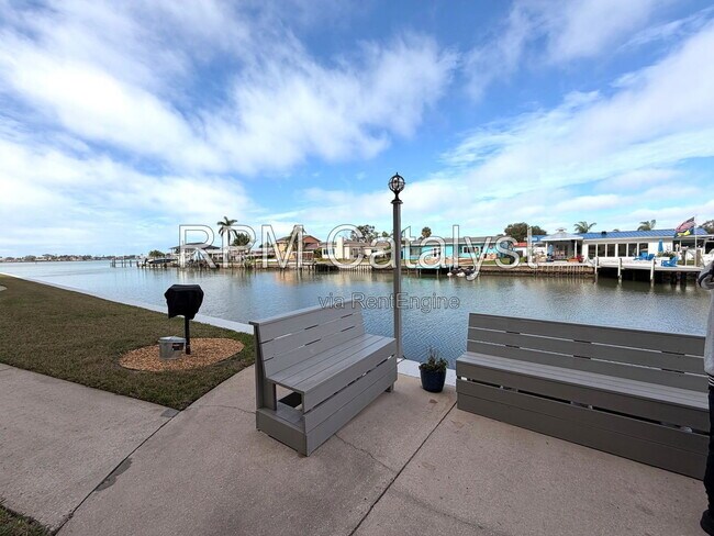 Building Photo - 4725 Cove Cir