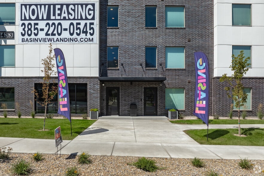 Building Entrance - Basin View Landing