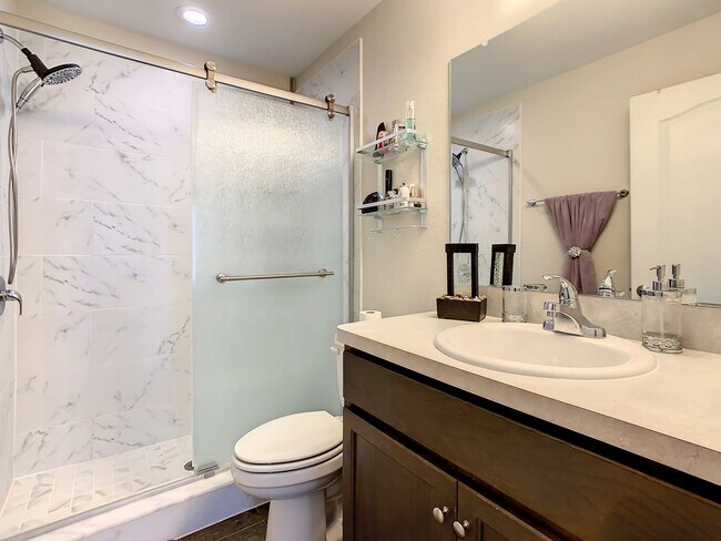 Building Photo - Beautiful 3 Bedroom 2 bath Home in desirab...