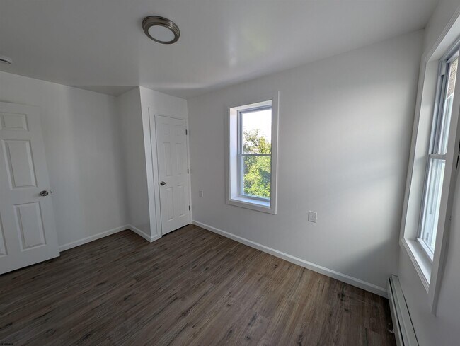 Building Photo - 1109 Adriatic Ave
