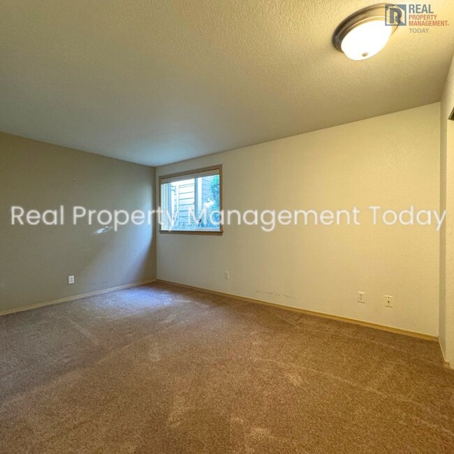 Building Photo - 2 Bedroom Condo in Gig Harbor!