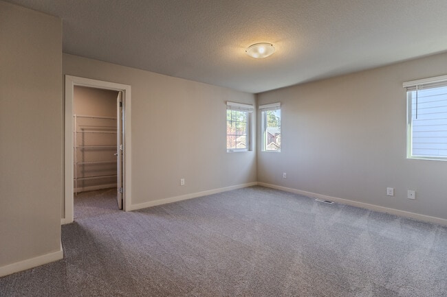 Building Photo - 6280 SE Genrosa St