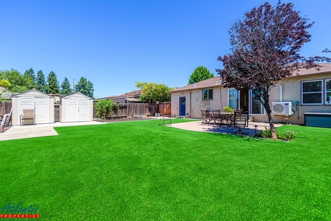 Building Photo - Lovely Home | Gorgeous Yards | A/C