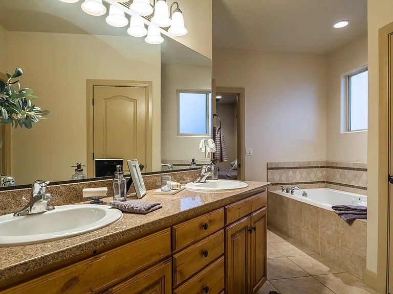 Master bath - 2819 S Grass Valley Dr