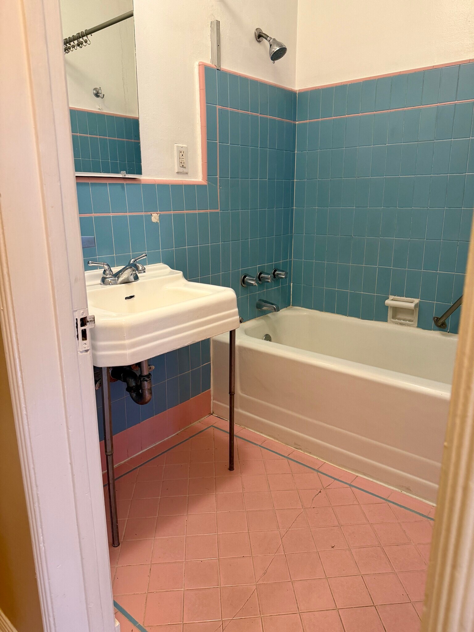 Bathroom - 346 N Curson Ave