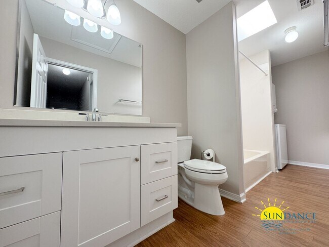 Building Photo - Charming 1BR Townhouse with Community Pool...