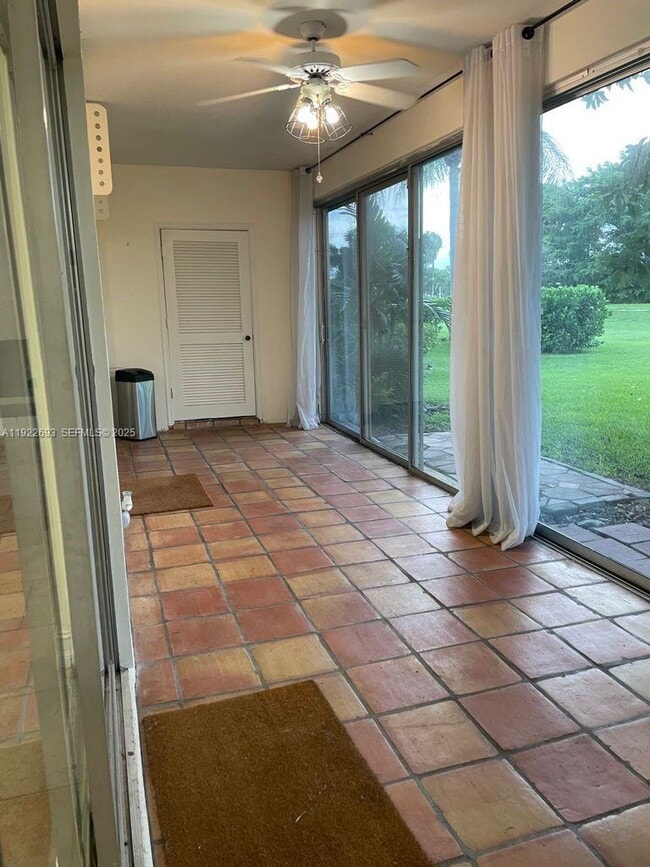 Building Photo - 3141 N Palm Aire Dr