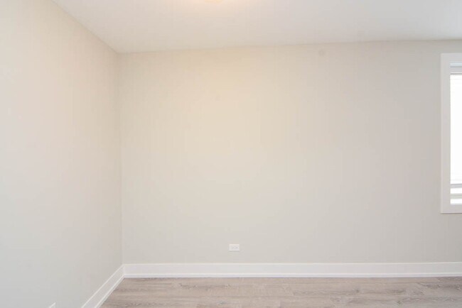 Building Photo - 533 W Surf St