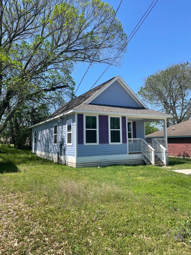 Building Photo - 801 Sabine St