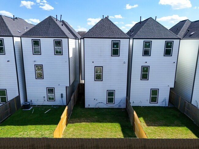 Building Photo - 6330 Del Rio St