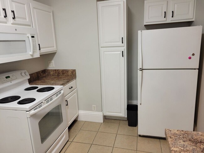 Building Photo - 2127 Slane Ave
