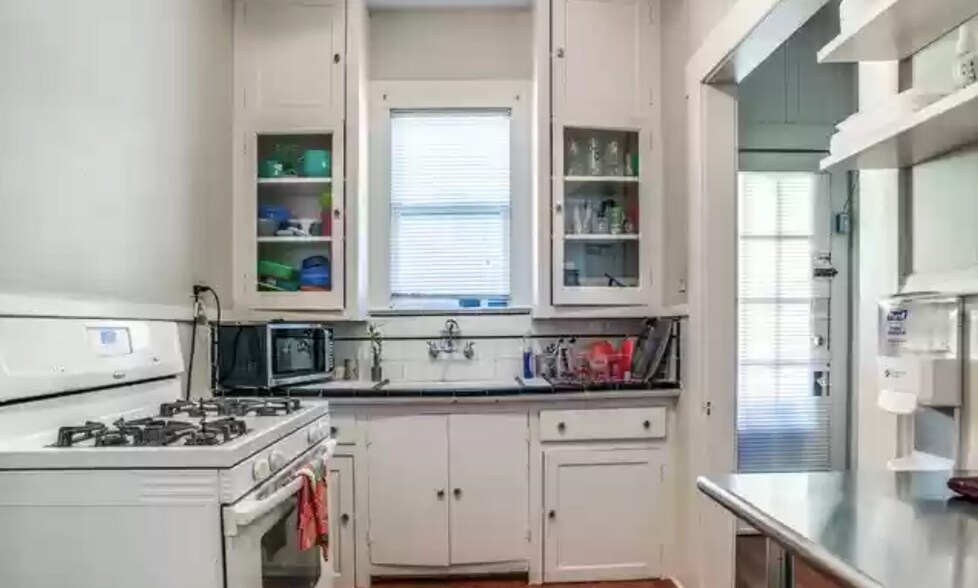 Building Photo - 719 W French Plz