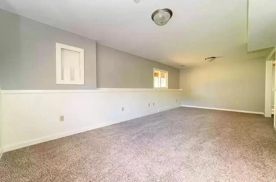 Family Room - 10200 Fraizer St NE