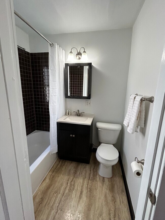 Building Photo - 1802 Lawn Ave