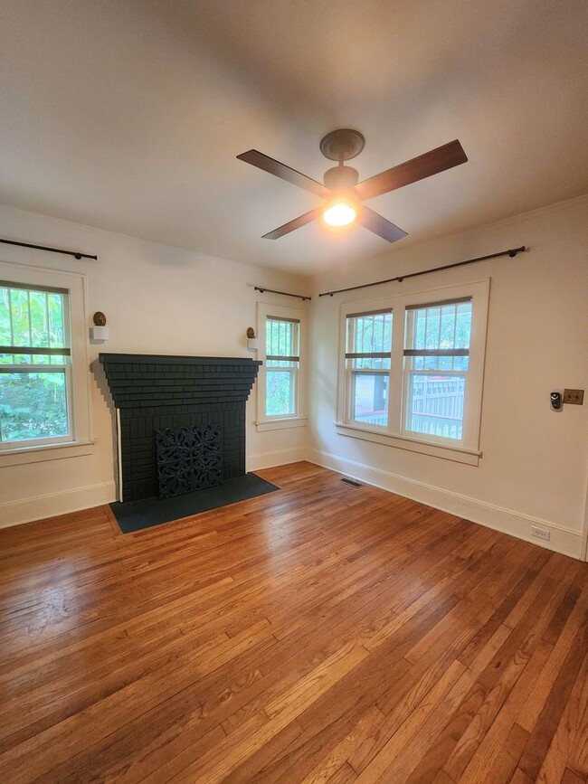 Building Photo - West Asheville Bungalow