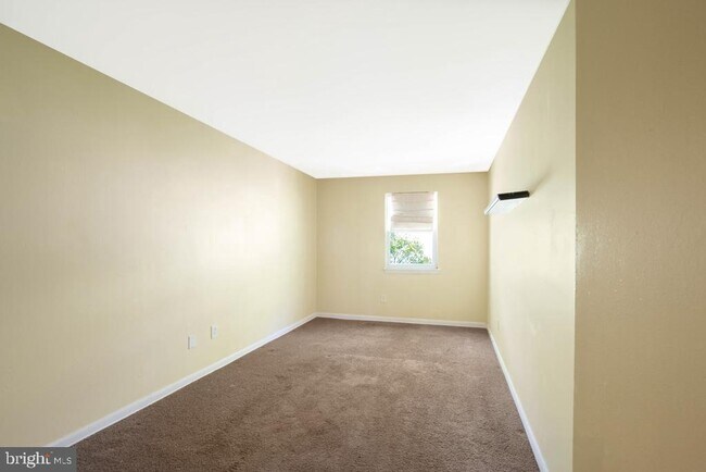 Building Photo - 330 Hermitage St