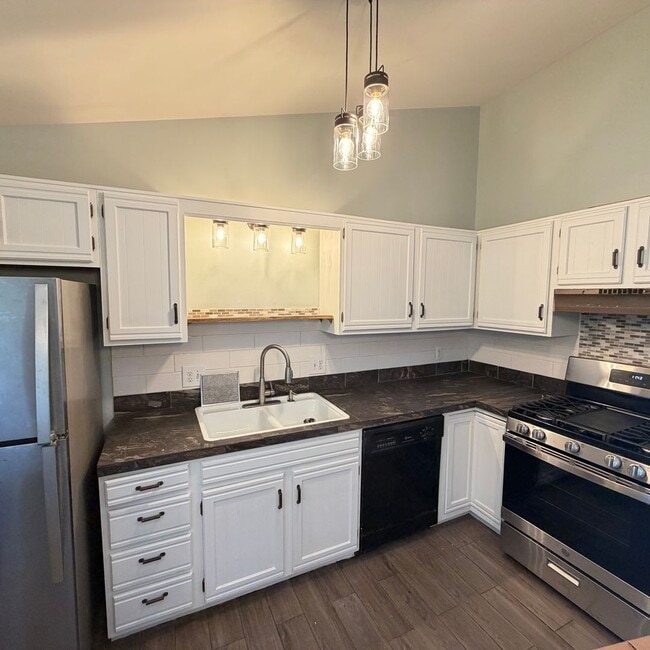 Building Photo - Spacious two Bedroom Quad-Level Home for R...