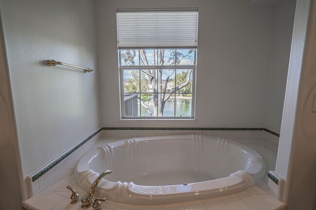 Building Photo - 4 Bedroom Home for Rent on the Lake at Bridgeport!