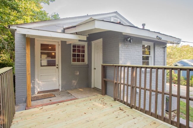 Building Photo - Convenient 2/1 home in the middle of town!