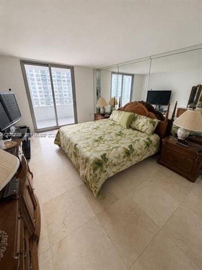 Building Photo - 5555 Collins Ave