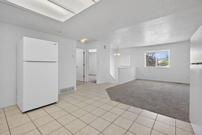 Building Photo - HUGE 6 bed 3 bath Home in Pocatello