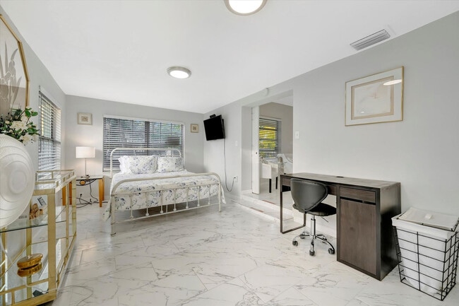 Building Photo - 4213 E Yukon St