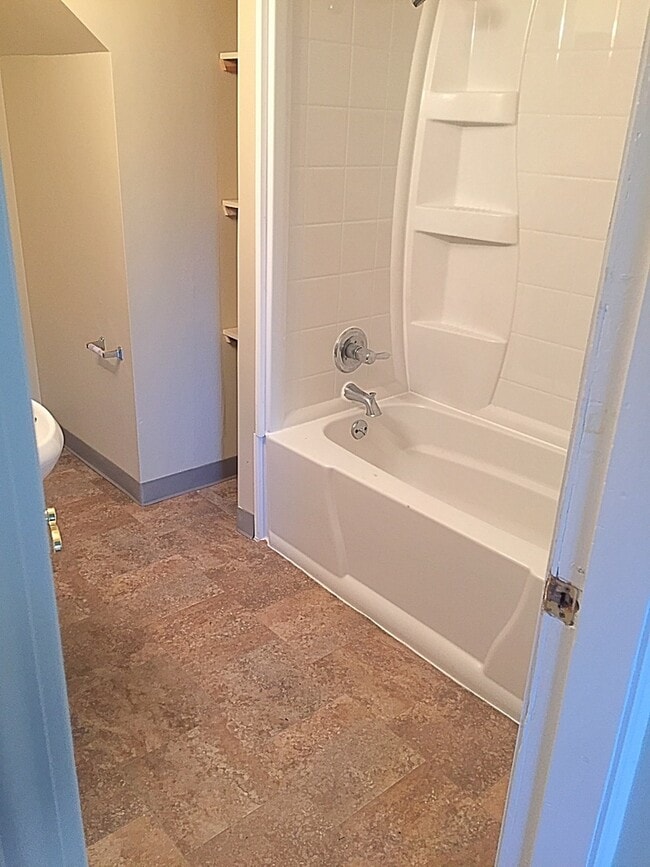 Building Photo - Beautifully renovated 3bd/1 1/2 bath home ...