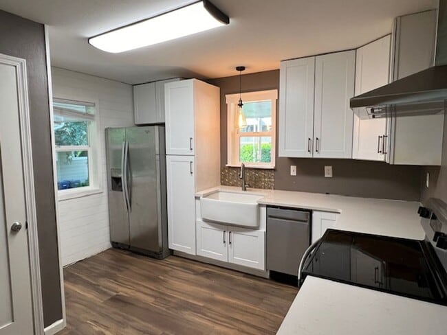 Building Photo - Charming 2 Bed 1 Bath Duplex in Downtown I...