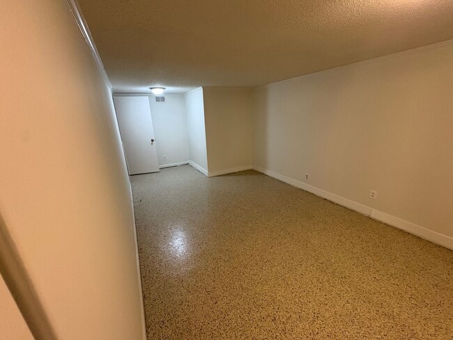 Building Photo - 6808 River Ridge Dr
