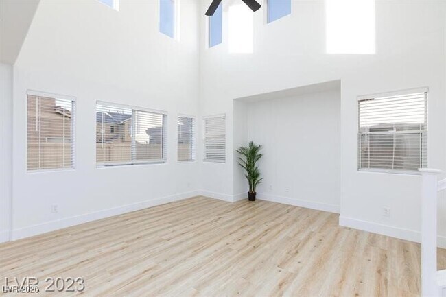 Building Photo - 971 Grand Cerritos Ave