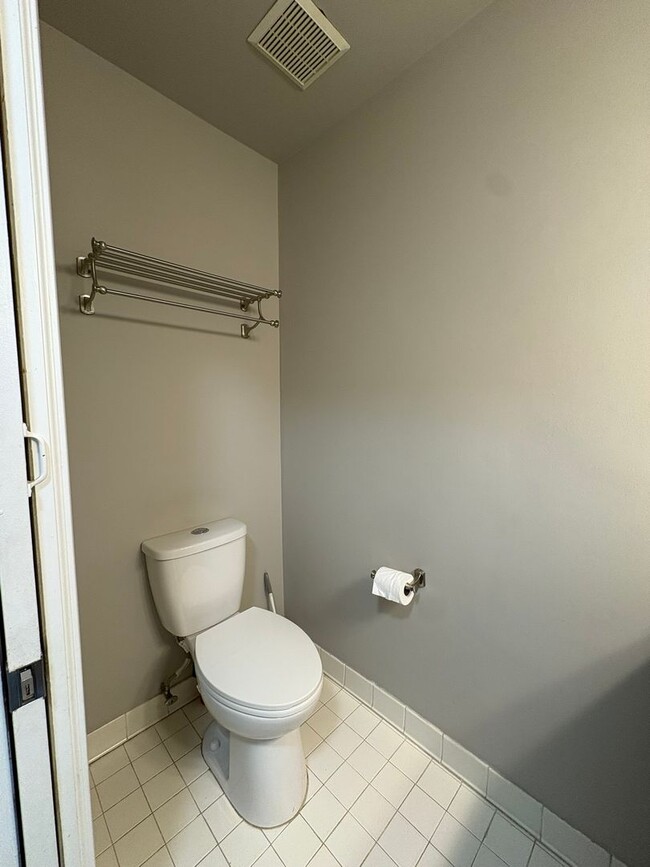 Building Photo - Beautifully Updated Townhouse – Prime Location!