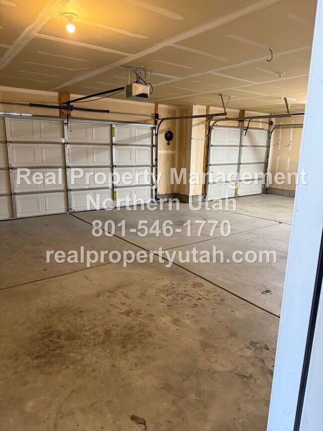 Building Photo - 3 Bedroom 2 Bath Home Now Available!