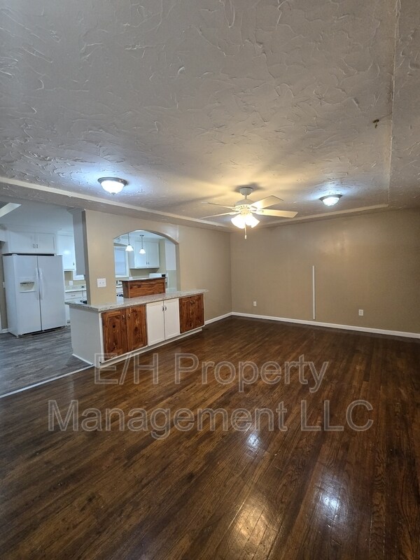 Building Photo - 635 N Andover Rd