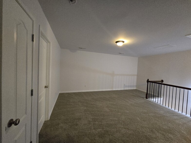 Building Photo - 2470 Whiteoak Run SE