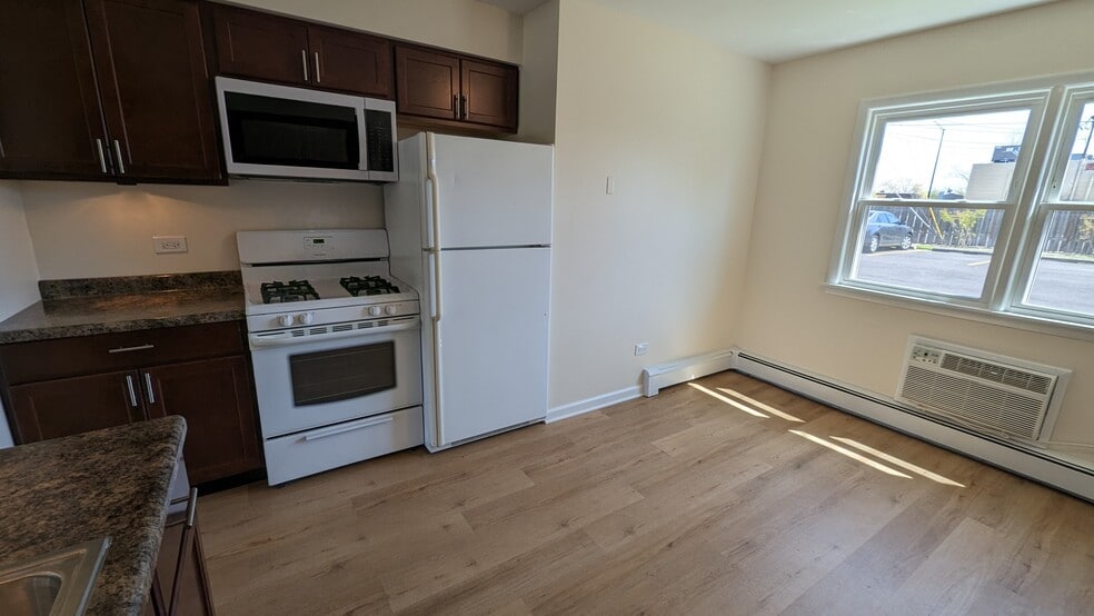 Building Photo - 14475 Jefferson Ave