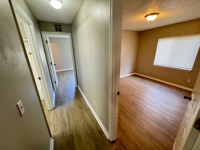 Building Photo - Beautiful 3/2 Duplex in St. Cloud