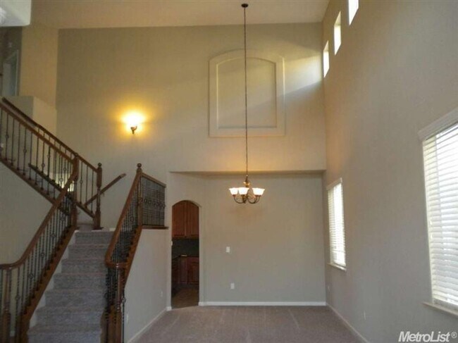 Building Photo - Upscale Home Close to Golf Coarse