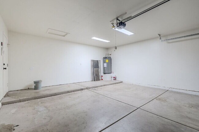Building Photo - 2117 W Renaissance Ave