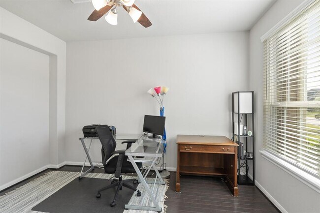 Building Photo - 515 Round Lake Dr